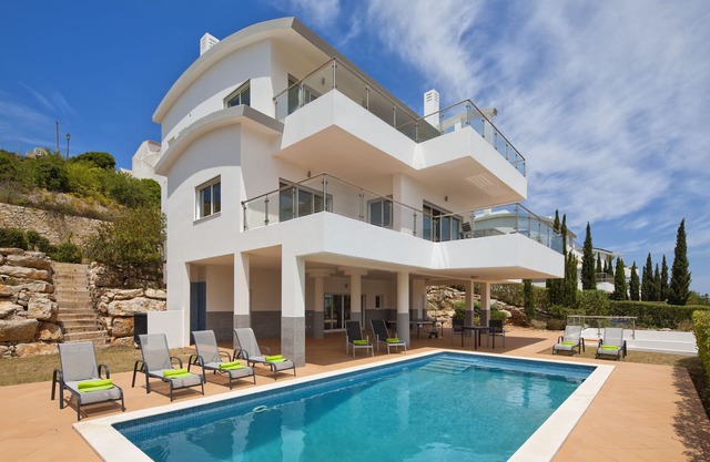 Spacious and comfortable villa with pool/jacuzzi