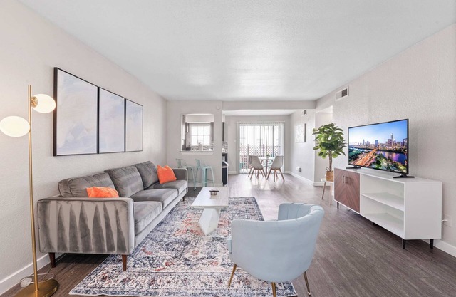 Spacious and Cozy King Bed 2BR Suite, 5 Min to DT