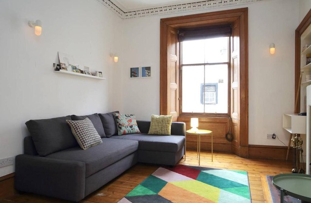 Spacious apartment 15 mins to Grassmarket & Royal Mile