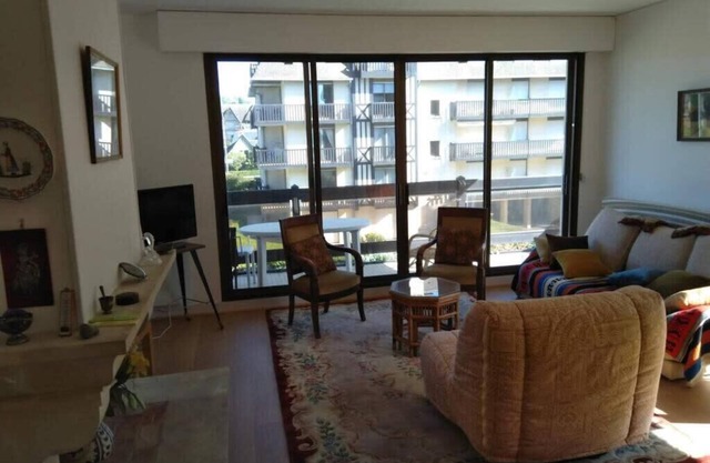 Spacious apartment in front of the sea