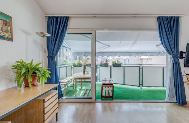 Spacious apartment Zvone with 3 balconies and parking
