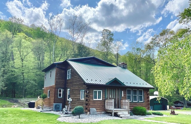 Spacious Cabin Retreat - EZ Boat Parking & Dog Friendly !