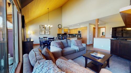 Spacious Chalet with PRIVATE Hot Tub by Harmony Whistler