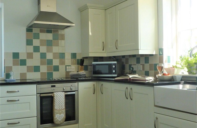 Spacious Coastal Retreat nr Porthleven & coast, parking, garden & dog friendly