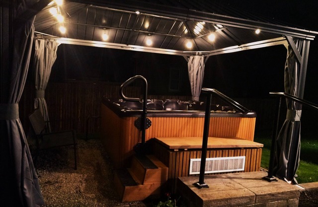 Spacious cottage w/All-season 8-seat hot tub; firepit, games room. Sleeps 8-10