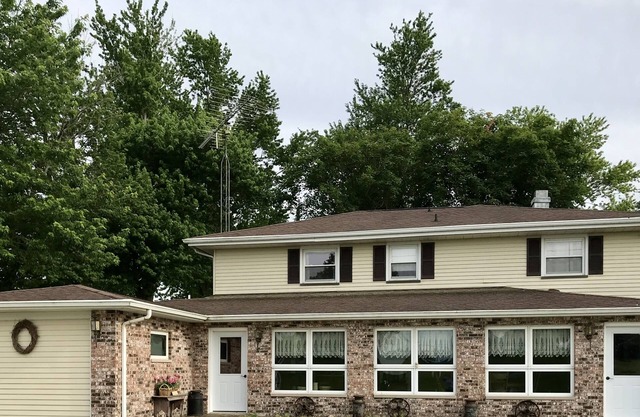 Spacious countryside home just minutes from Nauvoo, Illinois & Burlington, Iowa!