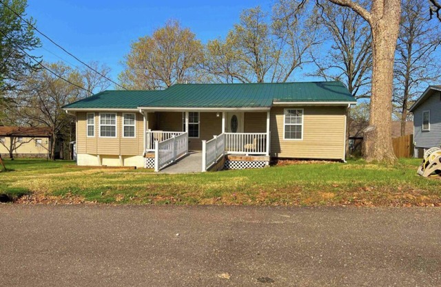 Spacious, Cozy Lake House near lake and restaurants at Lake of the Ozarks.