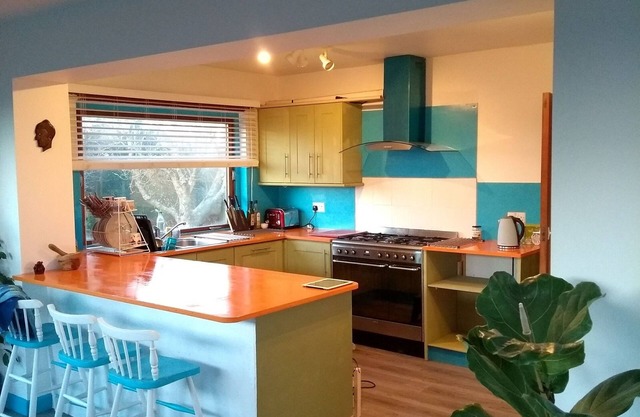 Spacious detached house, good size garden, private drive situated in Bude.