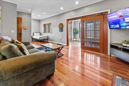 Spacious Downtown Apartment with Free Parking