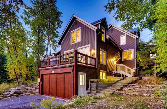 Spacious Downtown Home + Mtn Views + Hot Tub + Ski Shuttle - Great Raven Grande