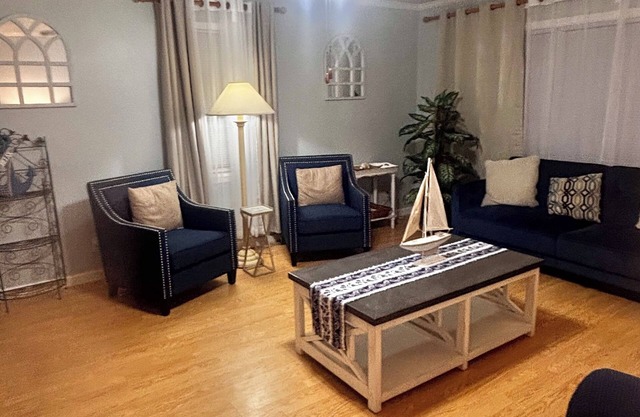 Spacious family beach home w bbq grill, arcade, game room near park & downtown