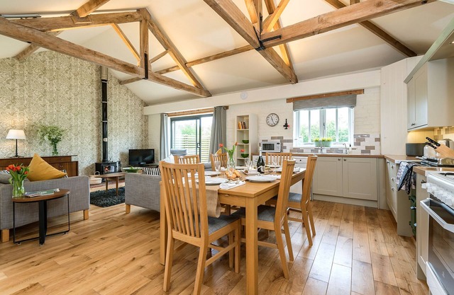 Spacious family friendly barn with luxury indoor pool & tennis courts close to the north Norfolk coa