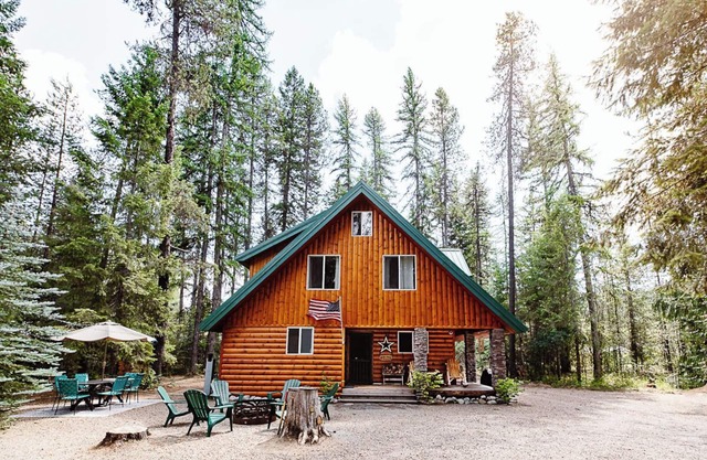 Spacious Family Retreat Cabin w/3 Beds in Nature Oasis + Close to Lake
