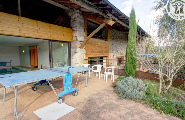 Spacious lodging with fireplace and pets