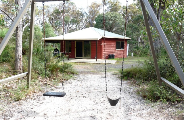 Spacious fully self contained two bedroom chalet, nestled in the bush.