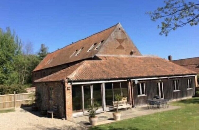 Spacious Georgian barn, traditional oak beams throughout in idyllic countryside.