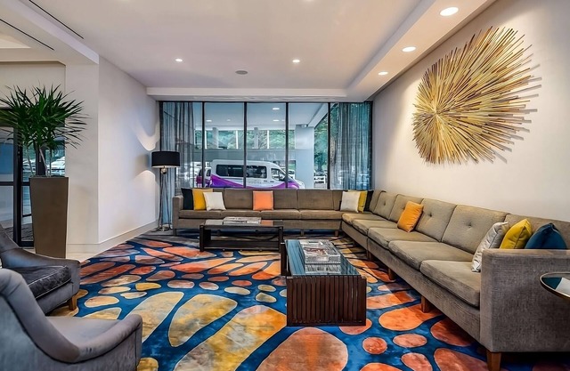 Spacious Good-Value Accommodation! Parking, Pools! Near Charlotte Nature Museum