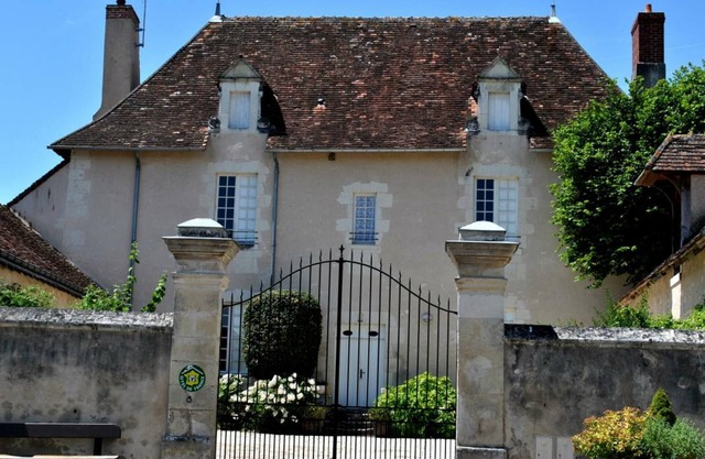 Spacious Historic Presbytery, Sleeps 15, Garden, WiFi, Near Châteaux & La Roche-Posay
