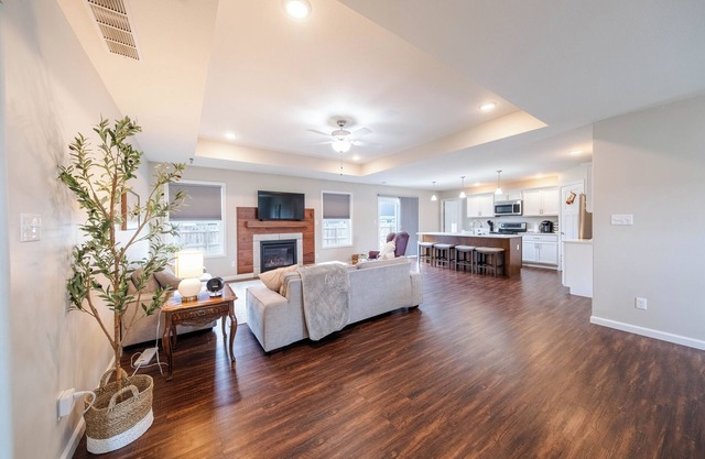 Spacious Home, Sauna, Fire Pit, King Bed, UIUC