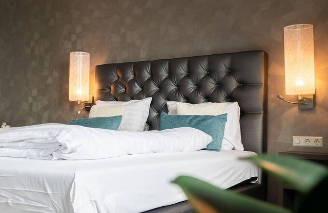 Spacious hotel room with 2 bedrooms and 2 bathrooms