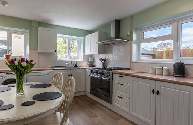 Spacious house in the popular Northamptonshire village of Earls Barton.