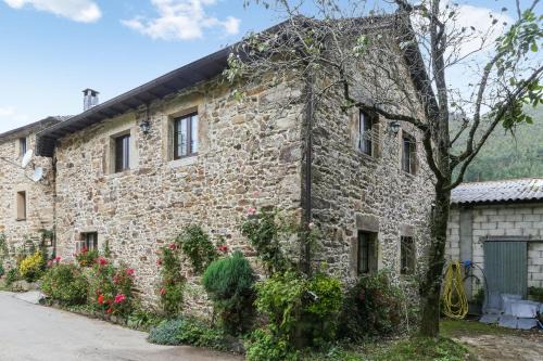 Spacious House with Jacuzzi, Mountain View near Tineo