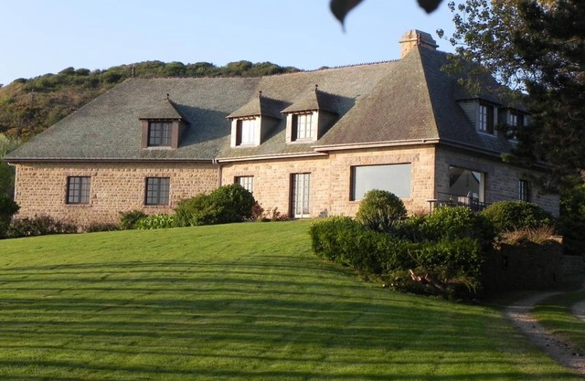 Spacious house with sea view, fireplace and garden