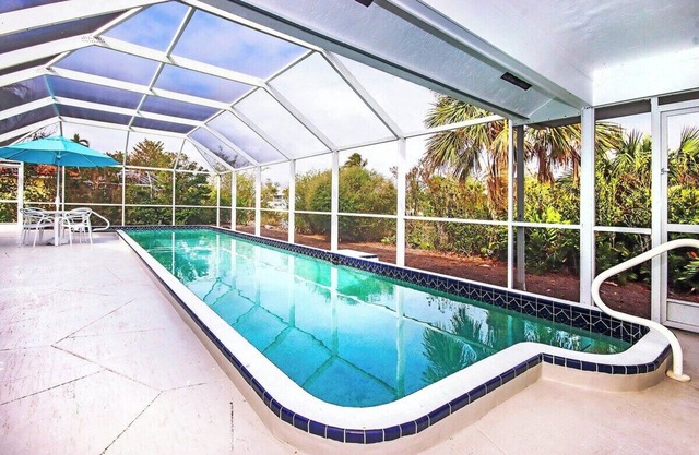 Spacious island retreat with pool | Minutes to the beach - Blue Heron in Sanibel