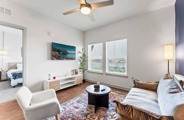 Spacious King Retreat w/Gym, Pool. Close to Parks