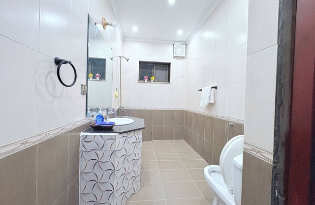 “Spacious King Rooms Prime DHA Location Perfect for Business & Family Stays