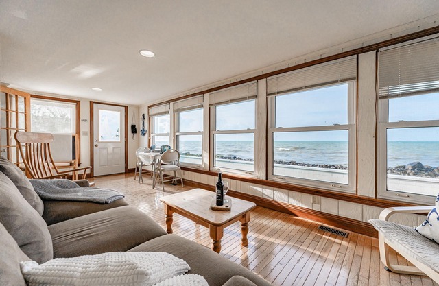 Spacious Lakefront 4 Bedroom