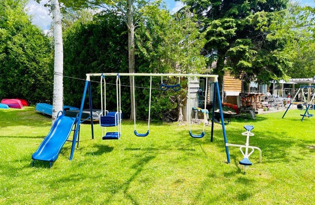 Spacious Lakefront Cottage Just 12 Mins to Hwy401