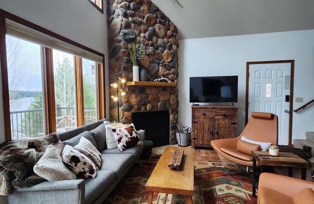 Spacious Lakefront Villa, 4 Bed/3 Bath, Ski/Golf/Fish/4 Season Trails