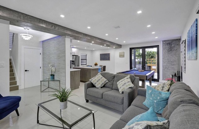 Spacious Lux Casa Azul 4-bedroom with pool house in charming Miami!