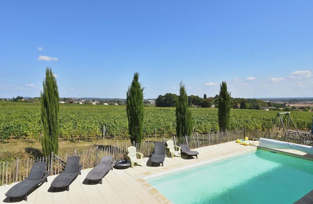 Spacious Mansion in Vinzelles with Swimming Pool