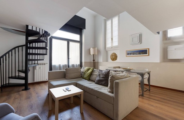Spacious mezzanine studio apartment located on the ground floor of an apartment building, perfecy for 4 people. The apartment is just steps from the MM5 purple "Marche" line, which is perfectly connected to several areas of interest in the city and just