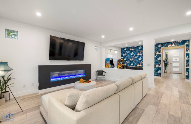 Spacious/Modern 5bd Home, 15mins to Airport, 20mins to the strip,Pool & Jacuzzi!