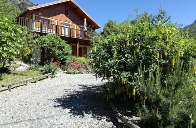 Spacious mountain chalet for families. Walks, skiing, mountain biking, whitewater, golf