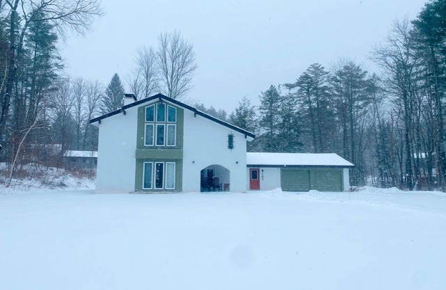 Spacious mountainside retreat - Fireplaces, New kitchen, Great for groups