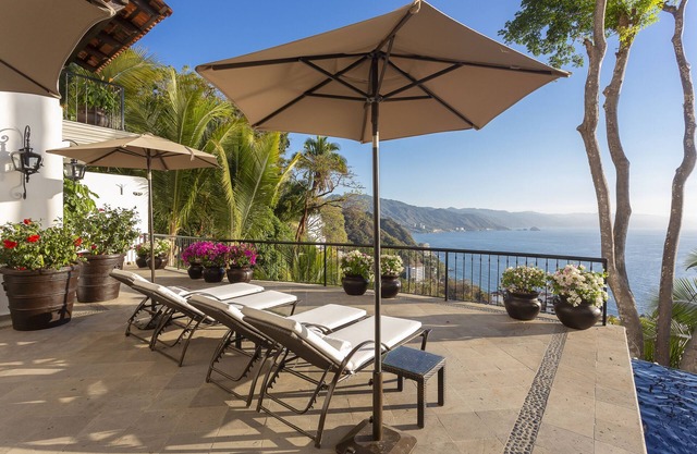 Spacious Open-Air Villa w/Unequaled Luxury/Views, 5 Mins to Town, Chef & Staff