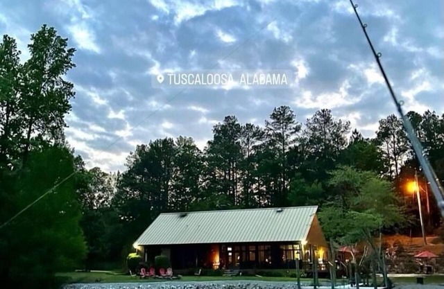 Spacious Private Lakeside Home - Waterfall Pool 11 Miles From Campus