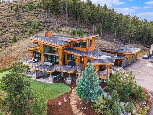 Spacious Retreat W Hot Tub & Putting Green