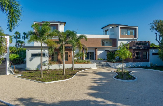 Spacious retreat with private pool, rooftop deck, kayaks, and pet-friendly perks