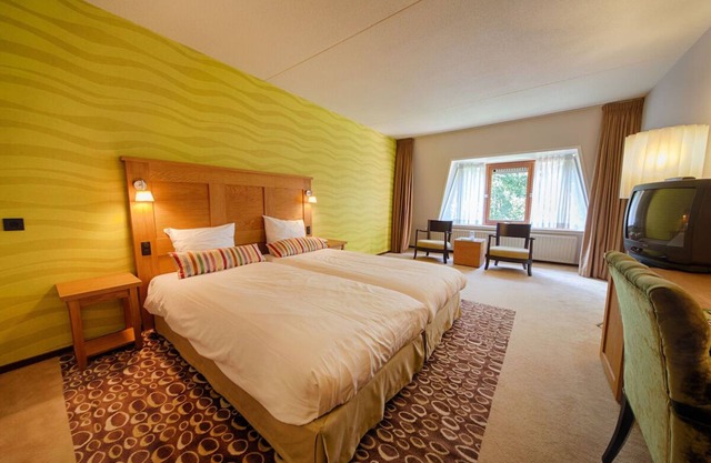 Spacious Room with Balcony! Indoor Pool, Free Parking! Near Hollands Schwarzwald