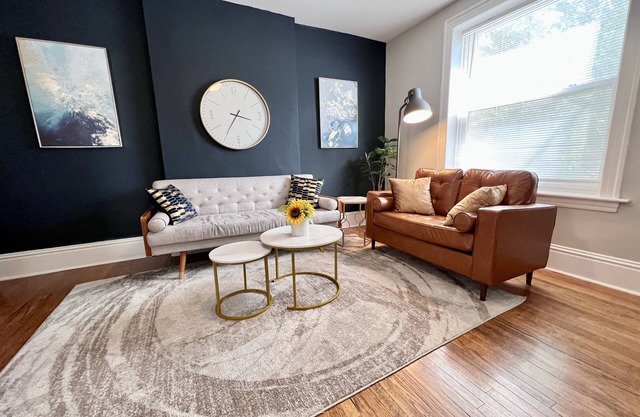 Spacious Shaw 2 Bedroom - Walk to Botanical Garden & Tower Grove - Pet Friendly