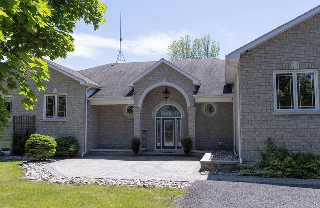 Spacious Studio Basement Apartment Horse Farm Stay