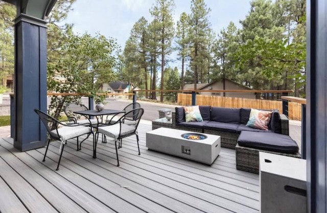 Spacious Studio, Large Deck w/Firepit, couch and seating; Huge shower