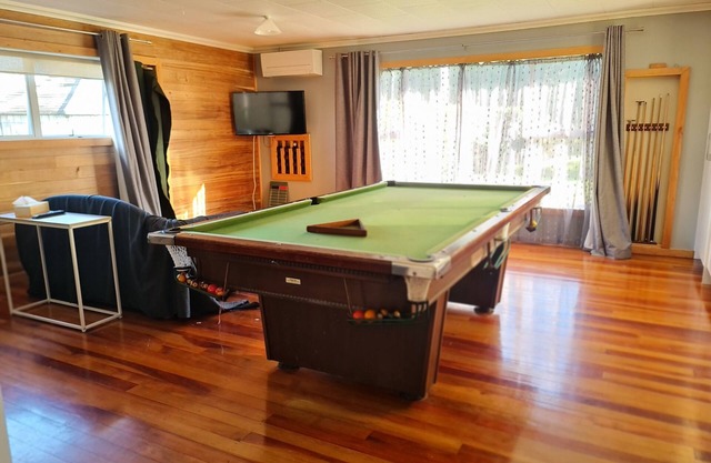 Spacious studio w/pool table- 1 queen and 1 sofa bed, close to attractions