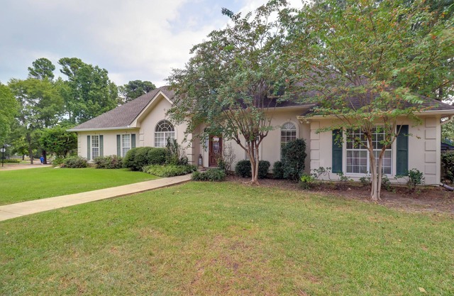 Spacious Suburban Home w/Pool Access in Ridgeland