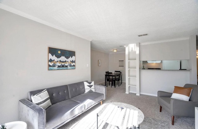 Spacious Suite next to Midland Airpark